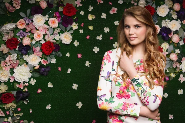 Hermosa chica sensualidad en un fondo de pared de flores —  Fotos de Stock