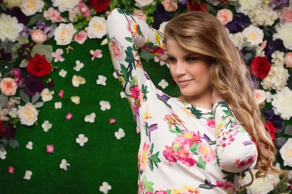 Mooie sensualiteit meisje op een bloem muur achtergrond — Stockfoto