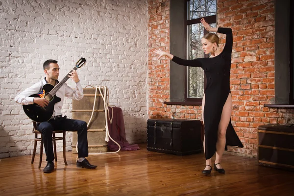 Mujer joven bailando flamenco y un hombre tocando la guitarra —  Fotos de Stock