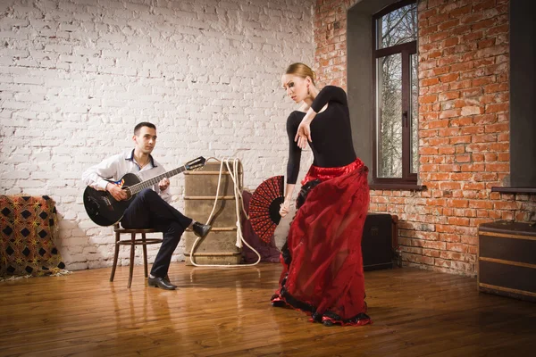 Mujer joven bailando flamenco y un hombre tocando la guitarra —  Fotos de Stock