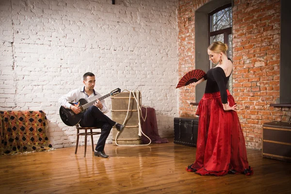 젊은 여성 플 라 멩 코 춤과 남자 기타 연주 — 스톡 사진