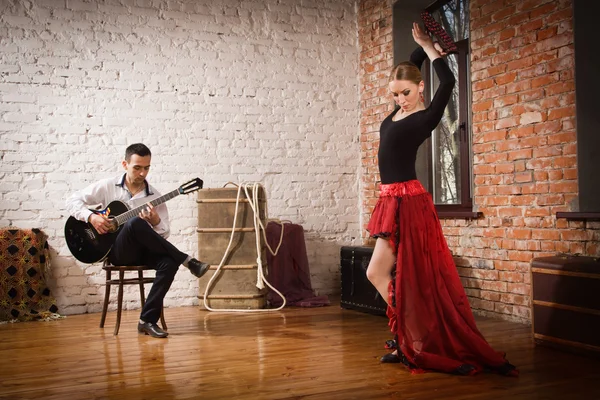 Mujer joven bailando flamenco y un hombre tocando la guitarra —  Fotos de Stock