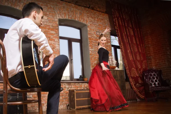 Tânără femeie dansând flamenco și un bărbat cântând la chitară — Fotografie, imagine de stoc