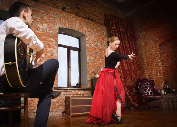 Jonge vrouw dansen flamenco en een man die het gitaarspelen — Stockfoto