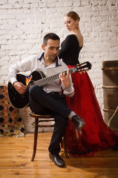 Žena v tradičním flamenco šaty a muž s kytarou — Stock fotografie