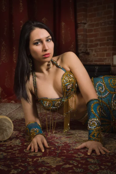 Beautiful traditional female dancer. — Stock Photo, Image