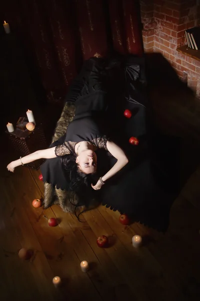 Mulher com maçã envenenada jaz em um túmulo — Fotografia de Stock