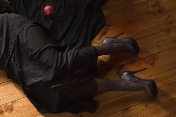 Vrouw met vergiftigde appel ligt op de vloer — Stockfoto