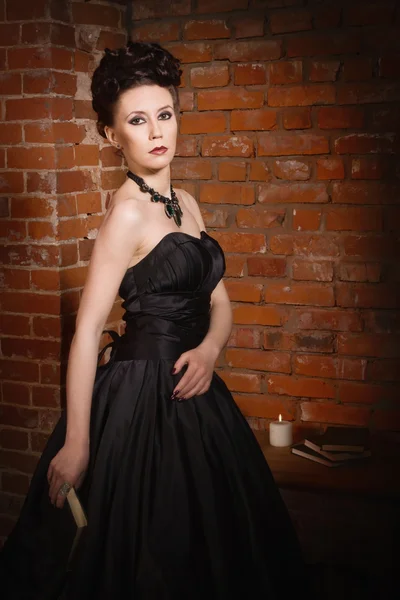 Sinnliche Gothic Frau in einem langen wunderschönen schwarzen Kleid — Stockfoto