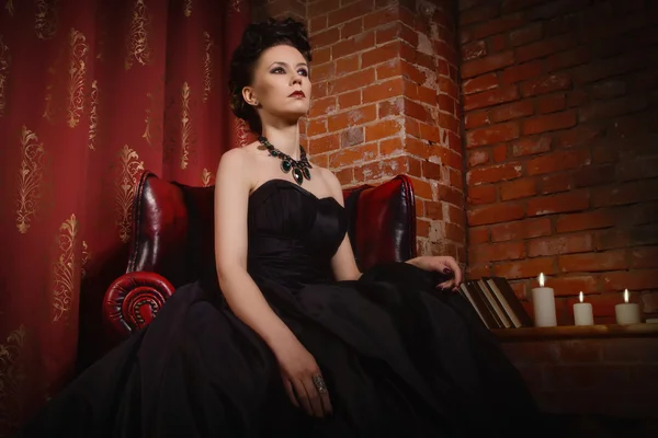 Gotik kadında şehvetli uzun güzel bir siyah elbise — Stok fotoğraf