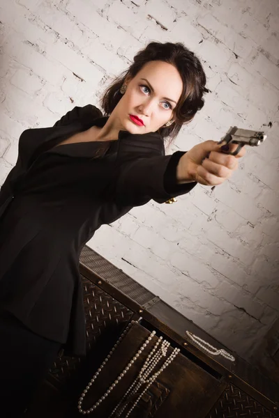 Kobieta styl filmu noir w czarnym garniturze — Zdjęcie stockowe