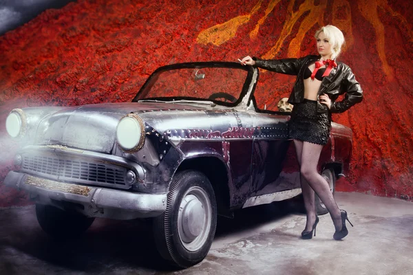 Pin Up Girl с классическим автомобилем — стоковое фото