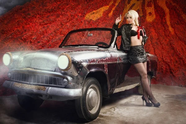 Pin Up Chica con un coche clásico — Foto de Stock