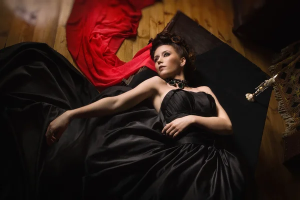 長い派手な黒のドレスで官能的なゴシック様式の女性 — ストック写真
