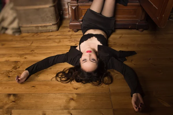 Död kvinna klädd svart kostym i garderoben — Stockfoto