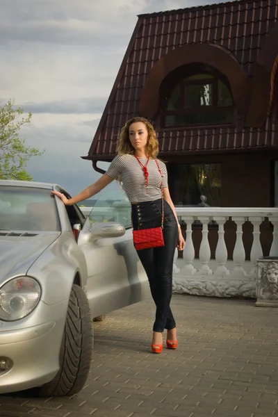 Mujer de moda cerca de coche de lujo — Foto de Stock