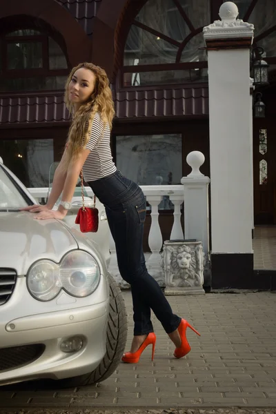 Mujer de moda cerca de coche de lujo —  Fotos de Stock