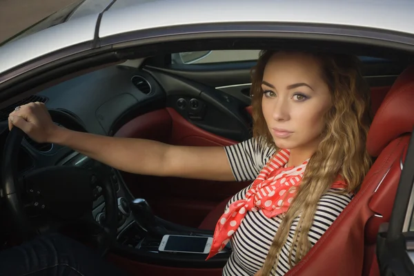 Sensuele modieuze vrouw in een auto — Stockfoto