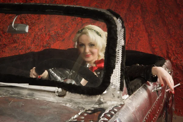 Pin-Up Girl i en klassisk bil — Stockfoto