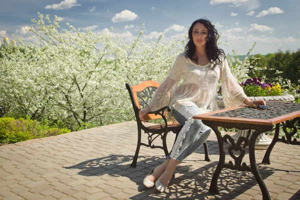 Mujer adulta elegante posando en el jardín de primavera — Foto de Stock