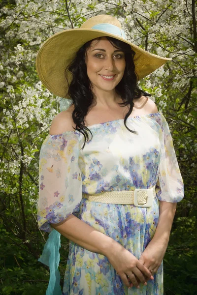 Elegante erwachsene Frau posiert im Frühlingsgarten — Stockfoto