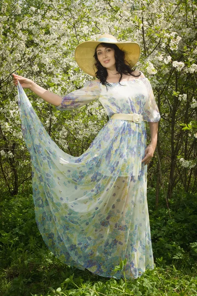 Mulher adulta elegante posando no jardim da primavera — Fotografia de Stock