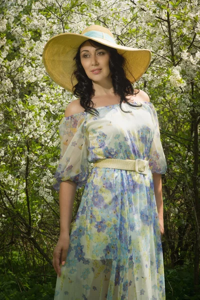 Elegante erwachsene Frau posiert im Frühlingsgarten — Stockfoto