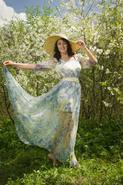 Mujer adulta elegante posando en el jardín de primavera — Foto de Stock