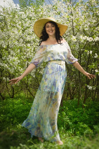 Mulher adulta elegante posando no jardim da primavera — Fotografia de Stock