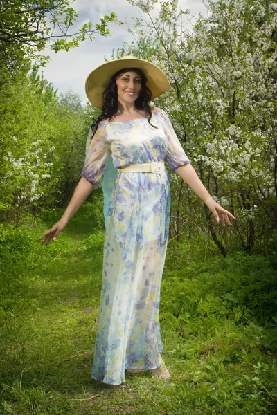Mulher adulta elegante posando no jardim da primavera — Fotografia de Stock