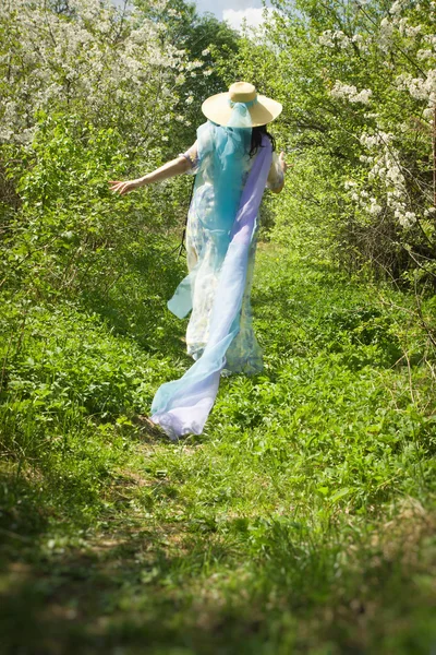 Элегантная взрослая женщина позирует в весеннем саду — стоковое фото