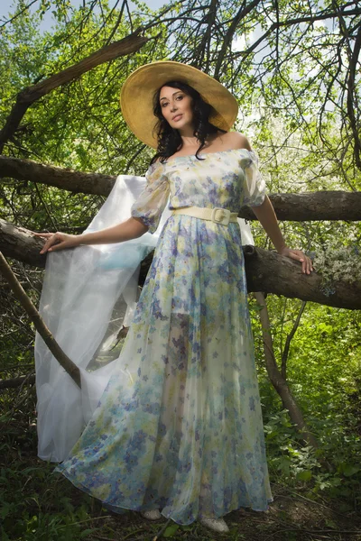 Mujer adulta elegante posando en el jardín de primavera — Foto de Stock