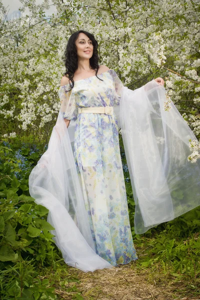 Элегантная взрослая женщина позирует в весеннем саду — стоковое фото
