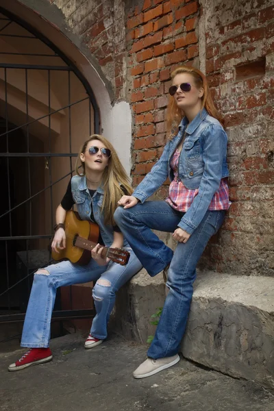 Hippie bela menina amigos tocando guitarra na cidade — Fotografia de Stock