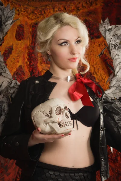 Pin Up Girl posing in a Classic Car as dark angel with skull — Stock Photo, Image
