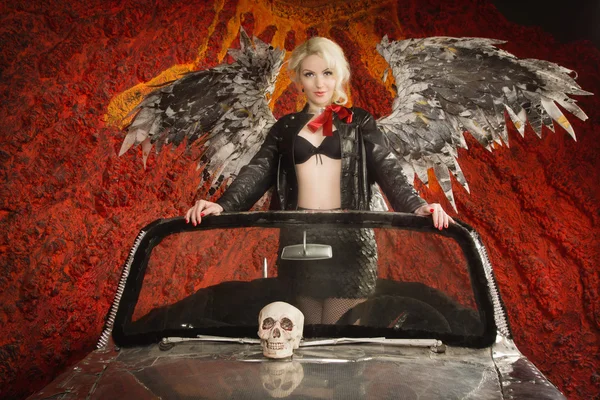 PIN-kód fel lány pózol egy klasszikus autó, mint a Sötét angyal koponya — Stock Fotó