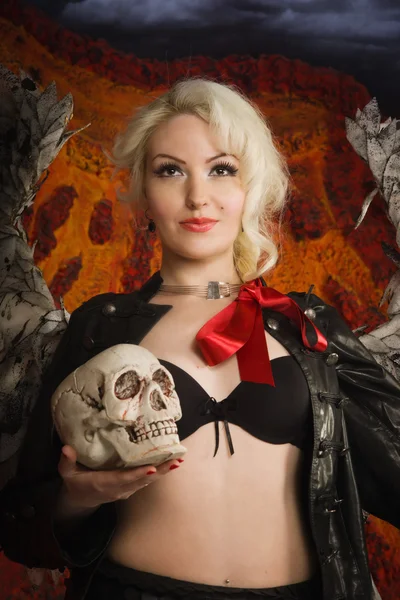 Pin Up Mädchen posiert in einem Oldtimer als dunkler Engel mit Totenkopf — Stockfoto