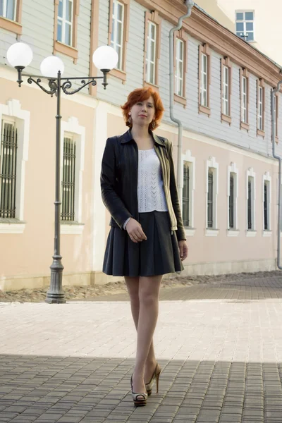 Mooie roodharige vrouw lopen op de Europese straat — Stockfoto