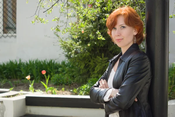 Belle rousse femme marchant sur la rue européenne — Photo