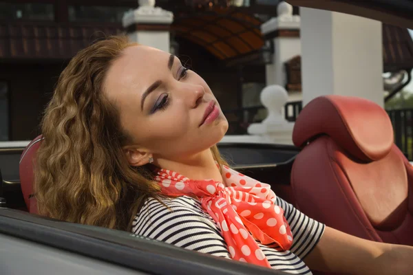 在一辆车的性感时尚女人 — 图库照片