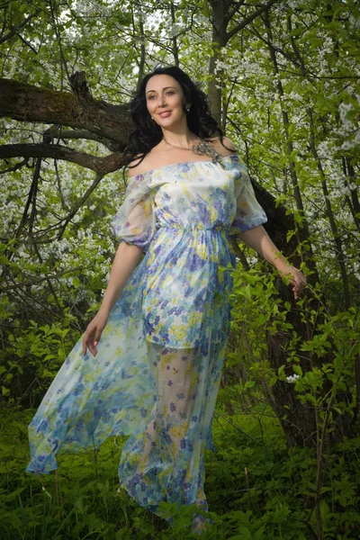 Mujer adulta elegante posando en el jardín de primavera —  Fotos de Stock