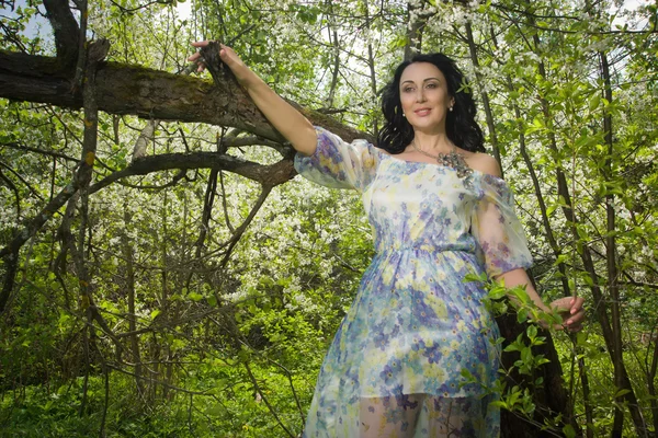 Elegante volwassen vrouw poseren in de lentetuin — Stockfoto