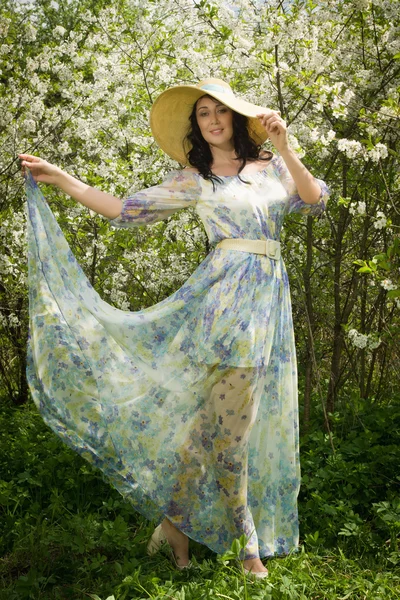 Mujer adulta elegante posando en el jardín de primavera — Foto de Stock