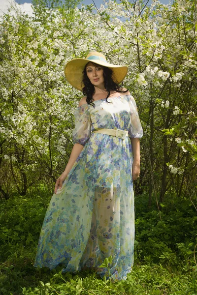 Elegantní dospělé ženy vystupují v jarní zahradě — Stock fotografie