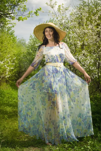 Mujer adulta elegante posando en el jardín de primavera — Foto de Stock