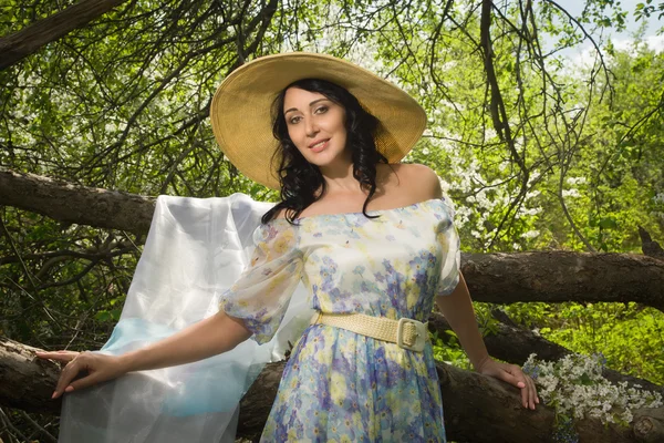 Elegante volwassen vrouw poseren in de lentetuin — Stockfoto