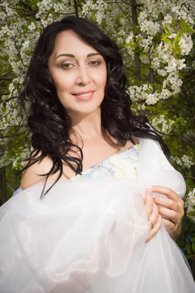 Elegant adult woman posing in the spring garden — Stock Photo, Image