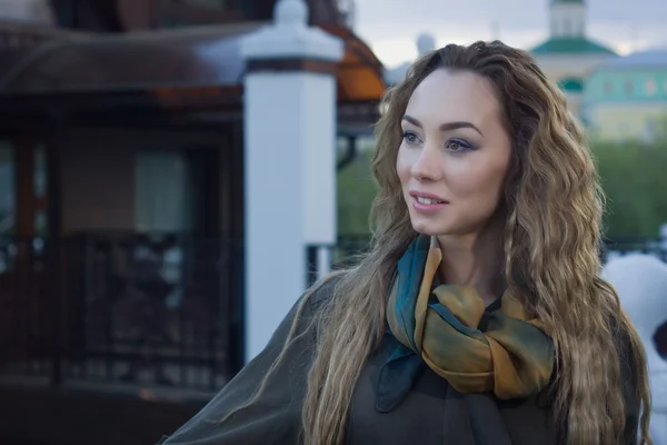 Hermosa pelirroja caminando por la calle europea — Foto de Stock