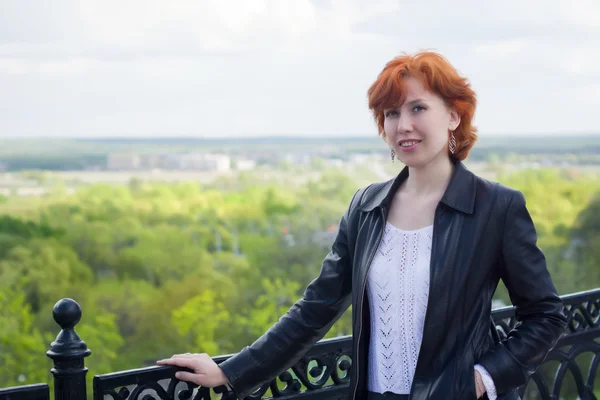 Mooie roodharige vrouw lopen op de Europese straat — Stockfoto