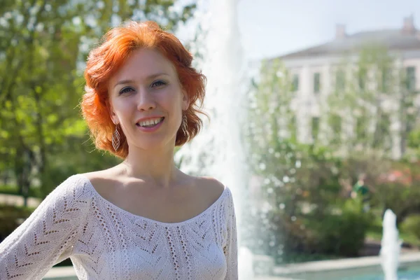 Piękne redhead kobieta spaceru ulicą Europy — Zdjęcie stockowe